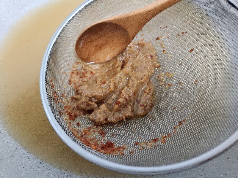 육수에 된장 풀기