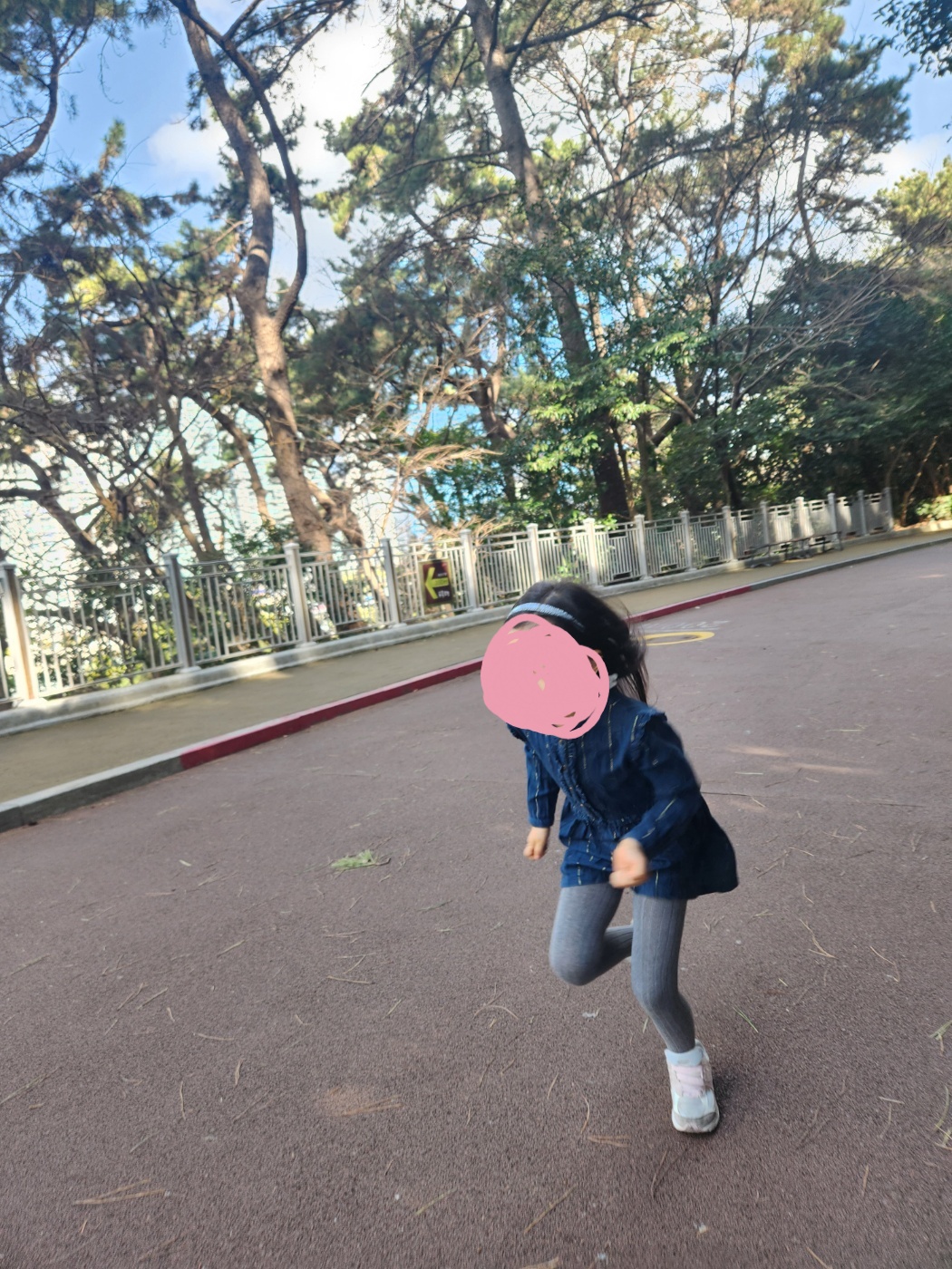 화장실이 급해서 ''쉬마려'하면서 뛰는 딸