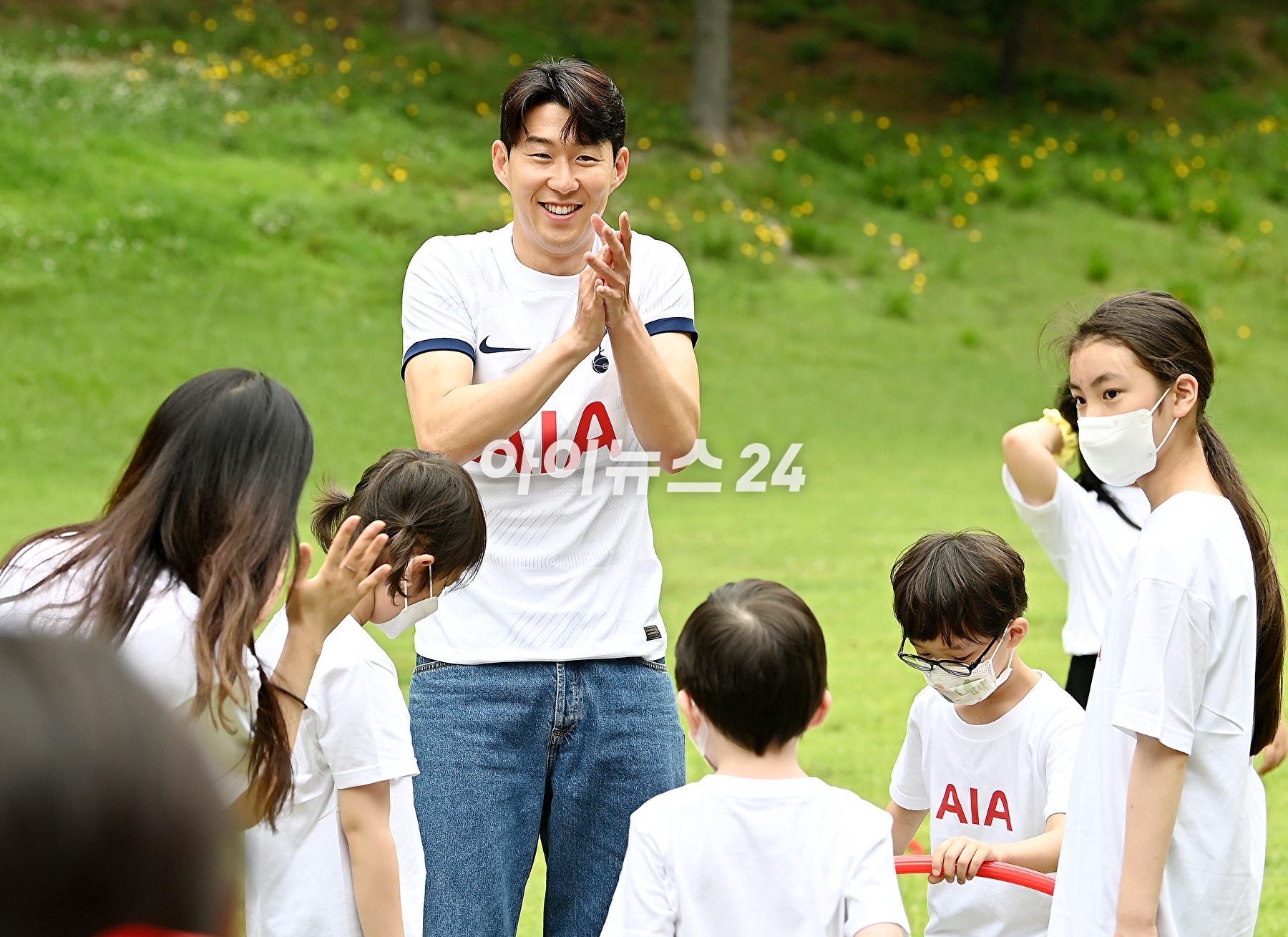 축구선수 손흥민이 4일 오후 서울 동대문구 글로벌지식협력단지에서 열린 AIA생명 소아암 어린이 돕는 사회공헌 캠페인에 참석해 어린이들과 공놀이 시간을 갖고 있다. [사진=곽영래 기자]