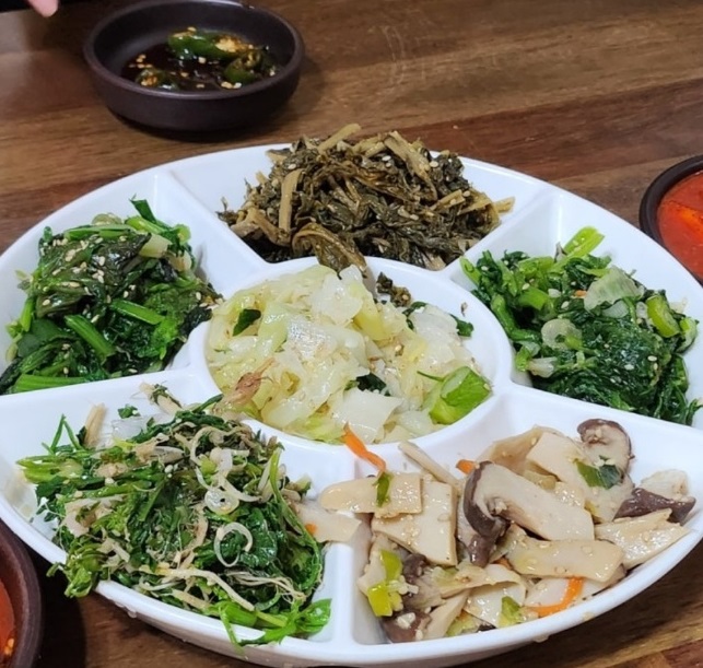 서울-서촌-곰탕-고래-나물반찬-한정식