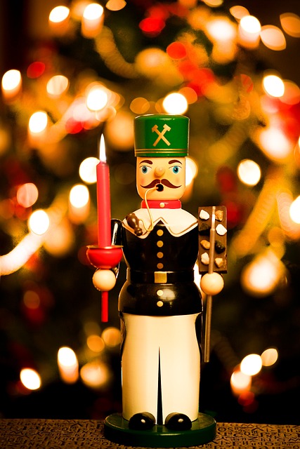크리스마스 이브에 촛불을 손에 들고 있는 호두까기 인형