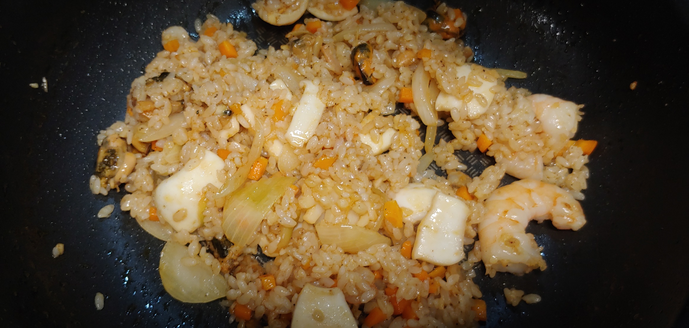 굴소스와 고추기름으로 색과 맛이 잡히는 과정입니다. 레시피를 따라하셔도, 맛을 보시면서 취향껏 조절해주세요