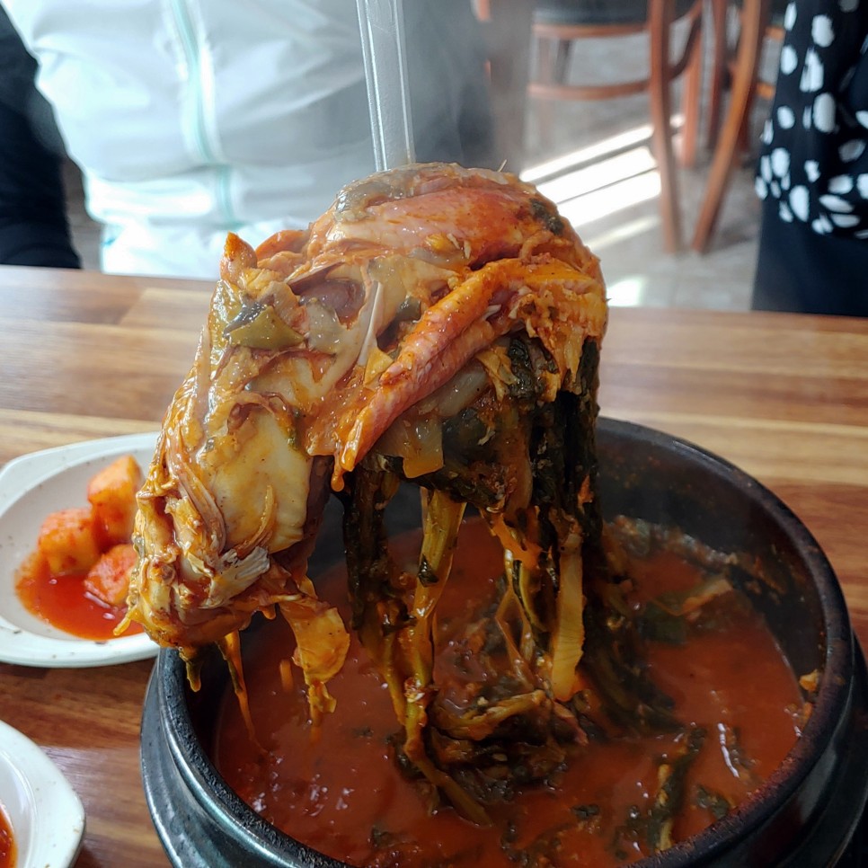 매운탕에서 메기를 건진 모습