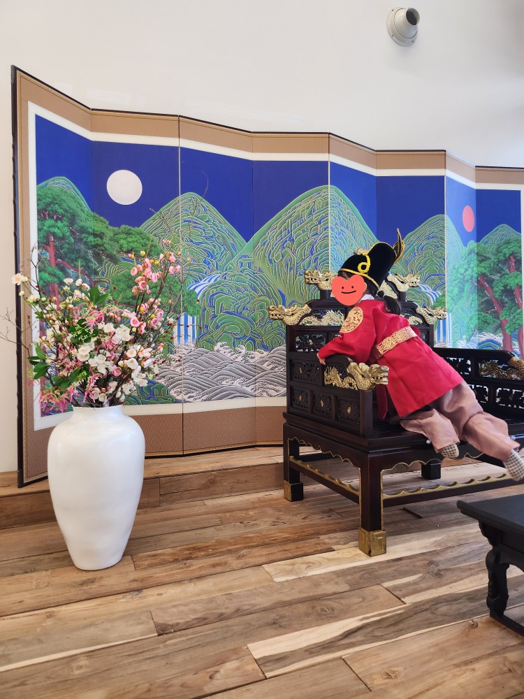 곤룡포를 입은 아이