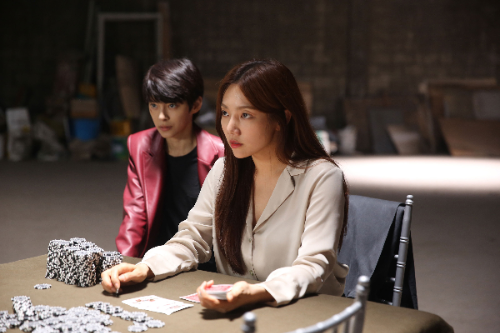 도박판의-이채영과-정혜인