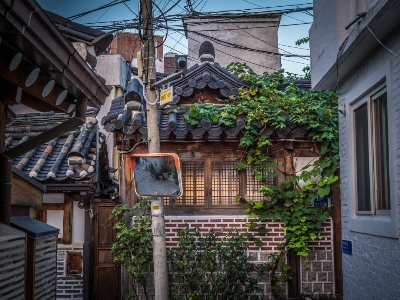 전통 한옥에서 가족이 함께 생활하던 부모 세대의 일상 모습