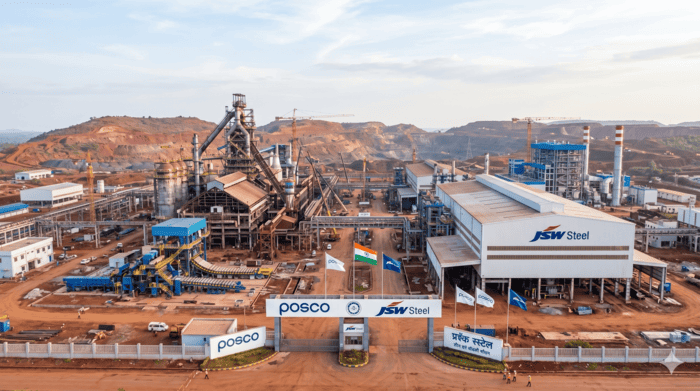 포스코가 인도 JSW와 합작하여 건설하는 10조 원 규모의 일관제철소와 인근의 철광석 광산을 형상화