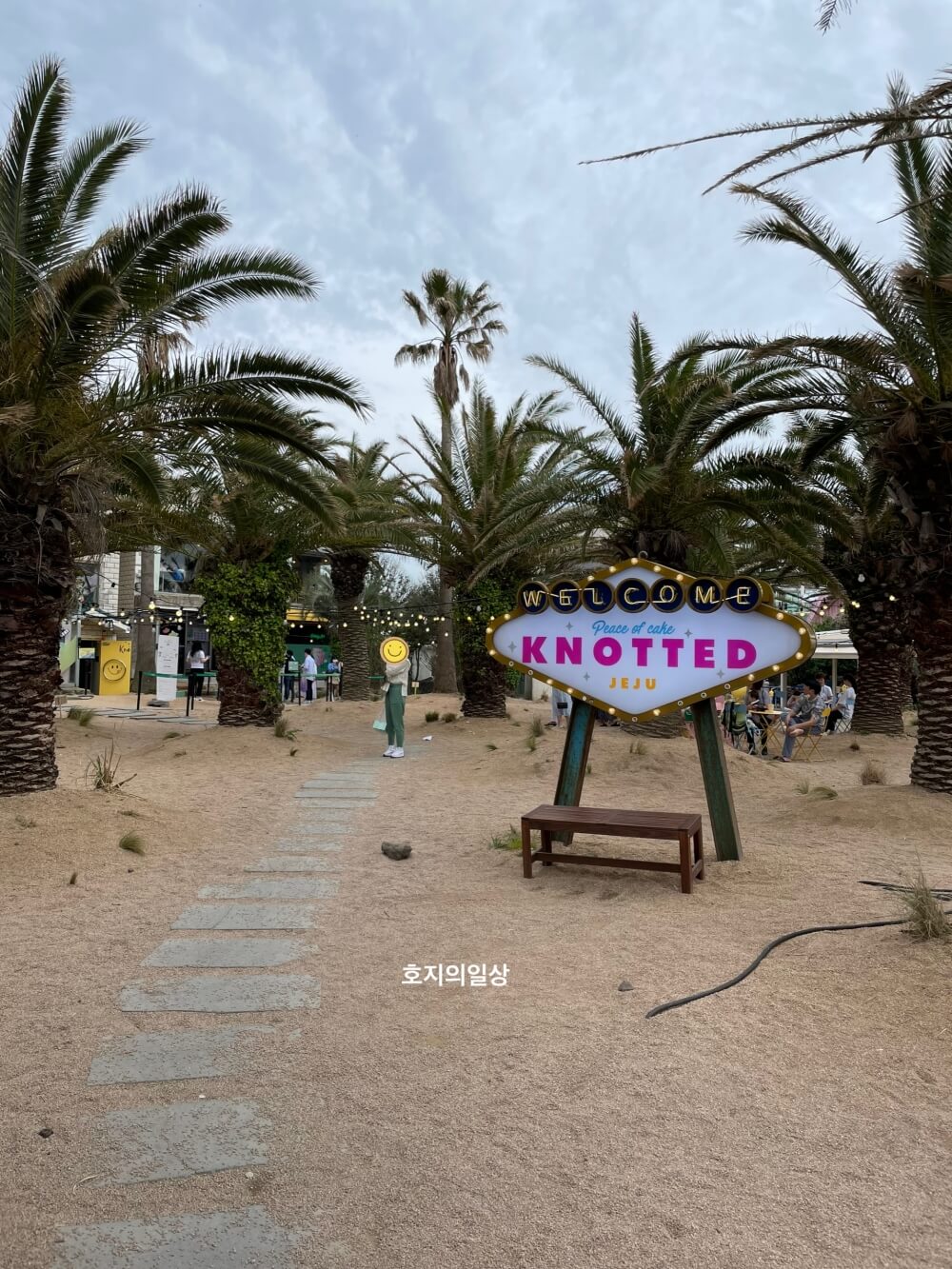 카페 노티드 제주애월점 - 모래 마당 모습