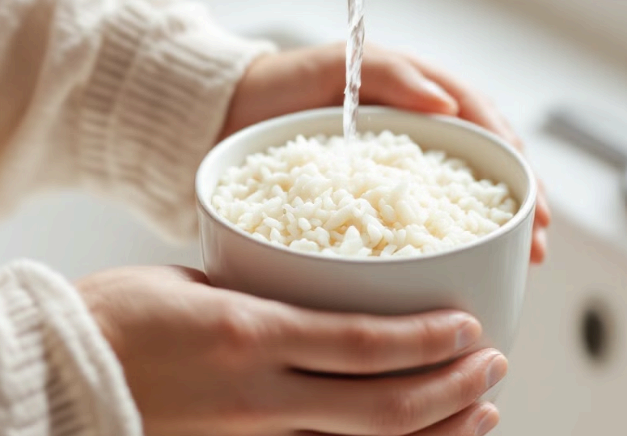 흐르는 물에 쌀 씻기