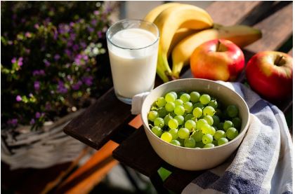 우유와 청포도 , 사과와 바나나가 있는 식탁 사진