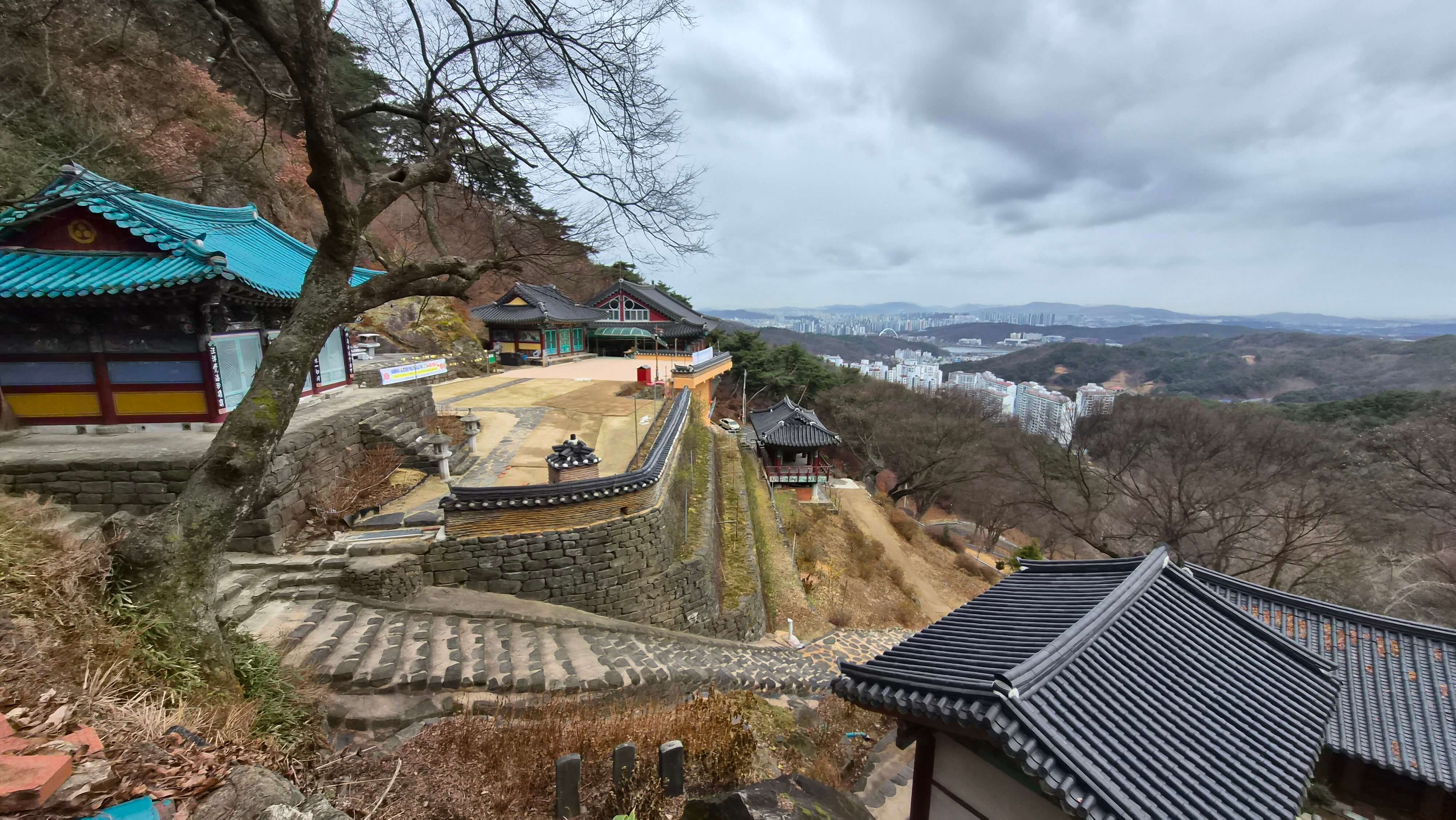 천안 성불사 : 태조산 기슭 불상 없는 대웅전의 비밀과 마애불 전설