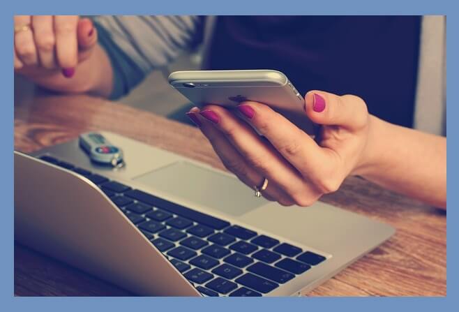 휴대폰-하는-손