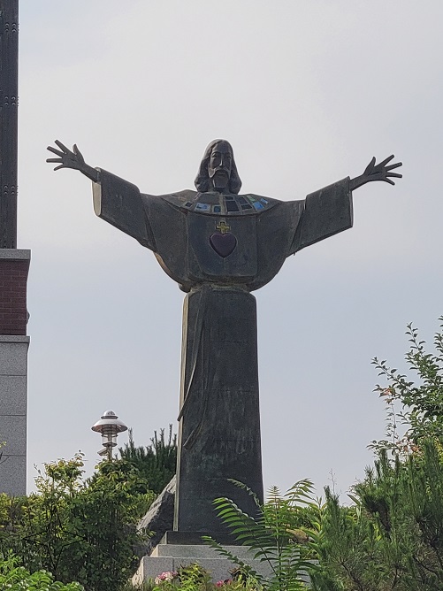 죽림동 주교좌성당 밖에 있는 예수성심상 앞 모습