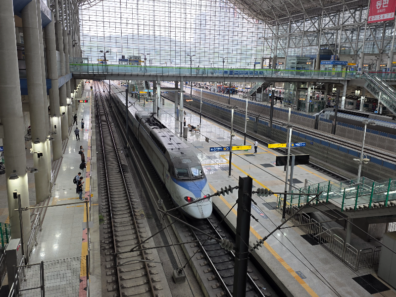KTX 열차가 보인다. 역이다.