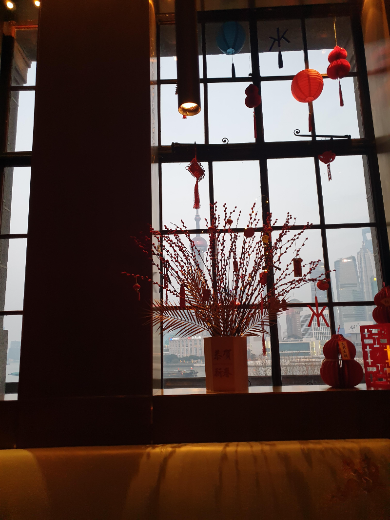 약간 어둑해진 창 밖으로 동방명주와 빌딩들이 보인다.