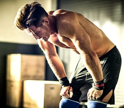 운동을 하고 힘들어서 쉬고 있는 남자의 모습