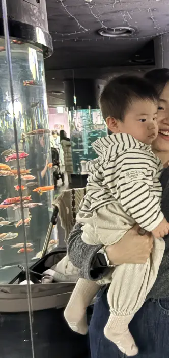 낯선 환경에 안겨있는 아이