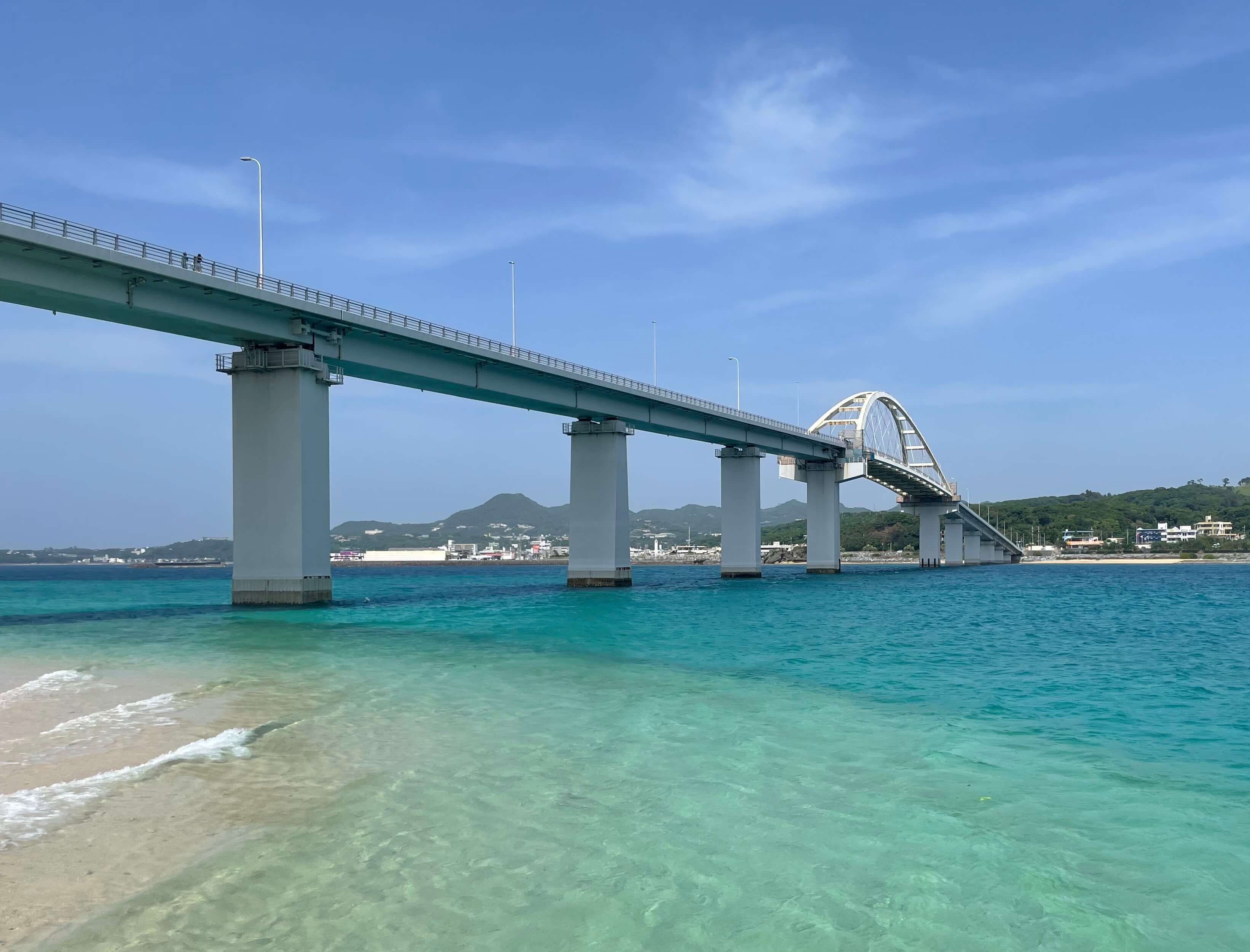오키나와 해변 다리 밑 바닷물