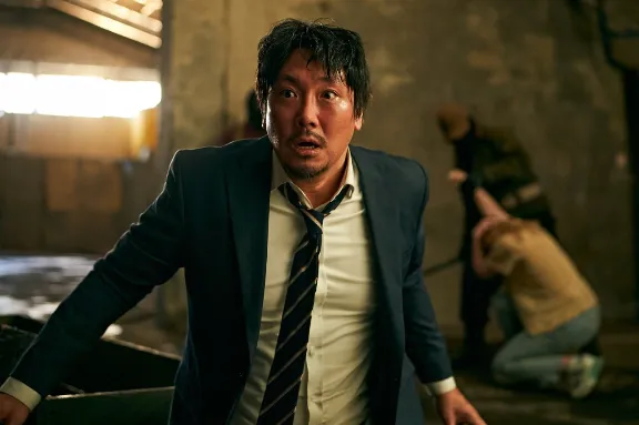 천억 원을 횡령했다는 누명을 쓰고 붙잡힌 이만재(조진웅)