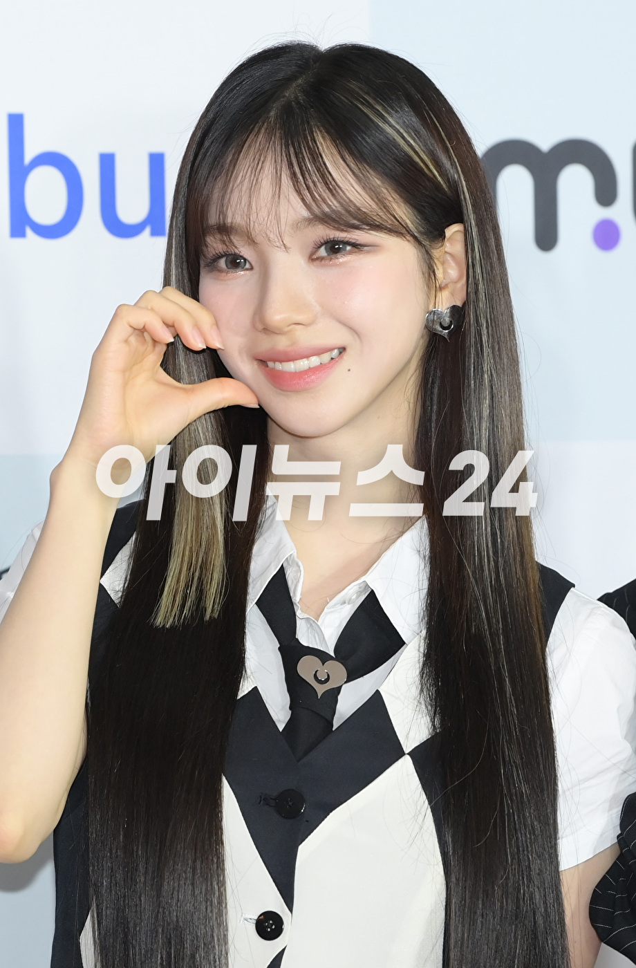 그룹 에스파(aespa) 카리나가 18일 오후 서울 송파구 올림픽공원 KSPO DOME에서 열린 &#39;써클차트 뮤직 어워즈 2023&#39; 포토월 행사에 참석하고 있다. [사진=정소희 기자]