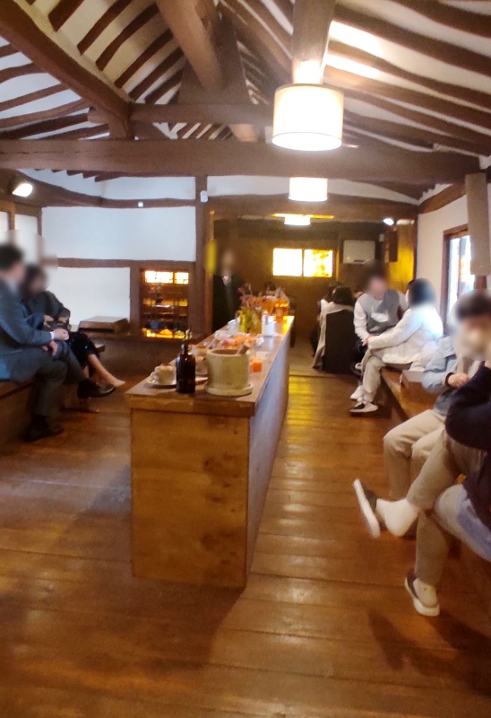 실내 공간 옆으로 앉는 좌석