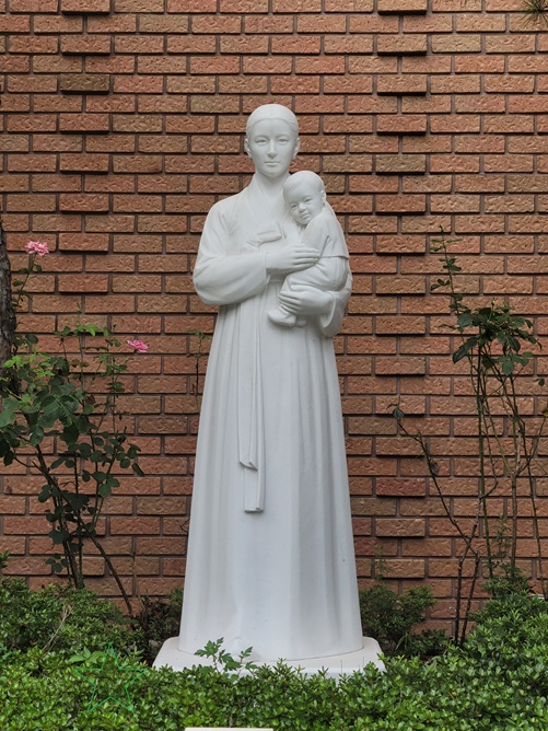 서울 신사베드로성당 성모자상 사진