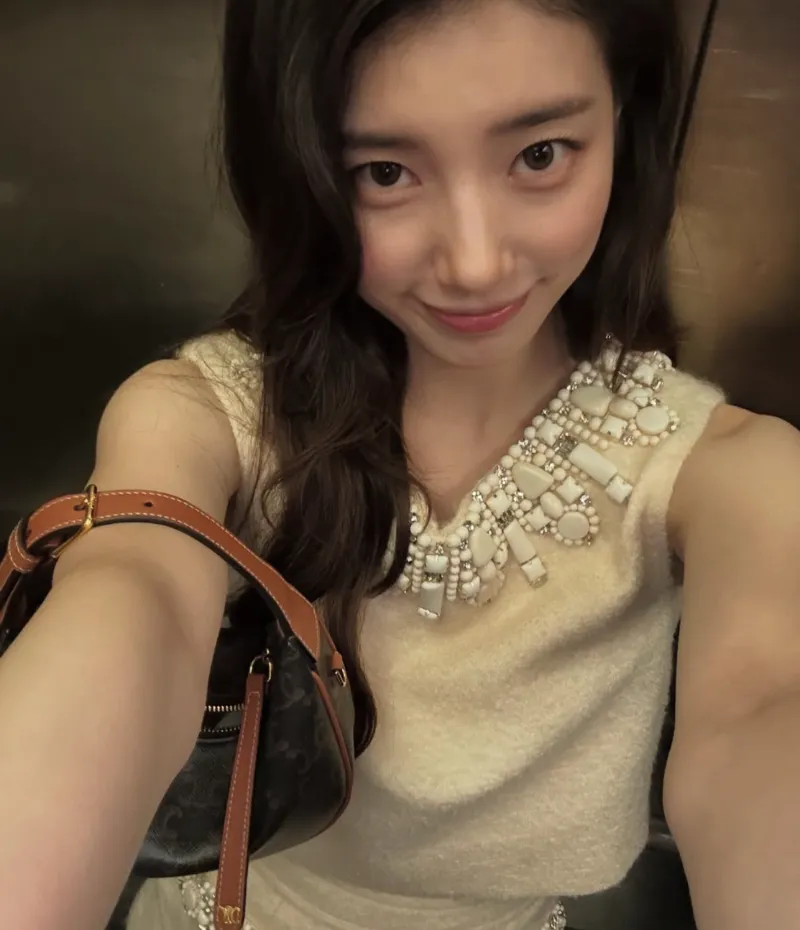 수지셀린느, 수지공항패션, 수지귀국패션, 수지패션, 수지트리옹프백, 셀린느트리옹프, 셀린느가방추천, 셀린느공항룩, 셀린느코디, 셀린느앰버서더, 뷔셀린느, 박보검셀린느, 셀린느25ss, 파리패션위크2025, 수지패션분석, 수지셀린느룩, 수지착장정보, 셀럽공항패션, 셀럽명품가방, 여자공항패션, 명품패션, 명품가방추천, 프렌치시크룩, 꾸안꾸공항패션