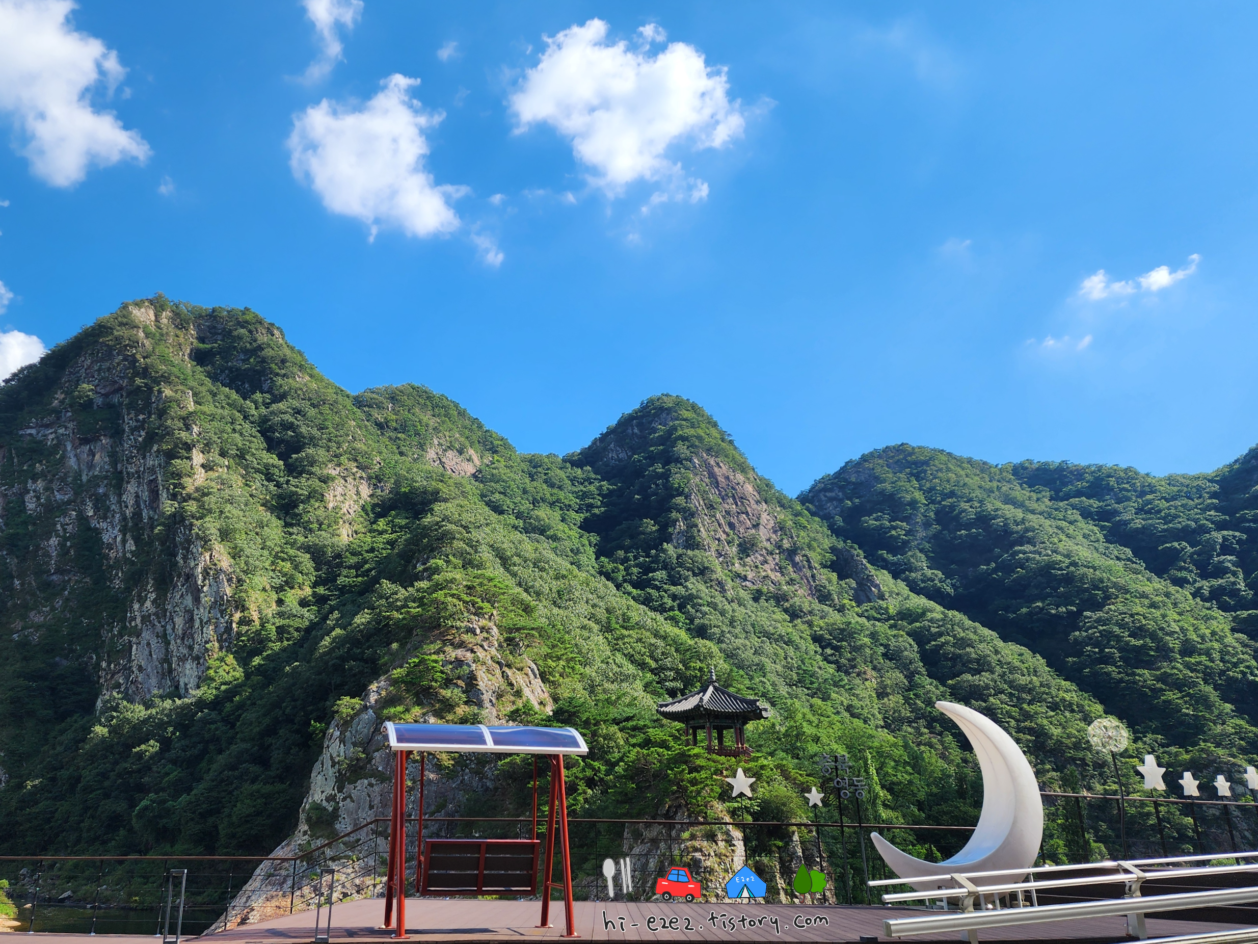 영동 월류봉 그네와 달 조형물