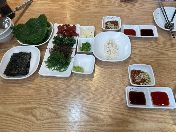 영천동_세고시-유쾌한_세꼬시-기본찬