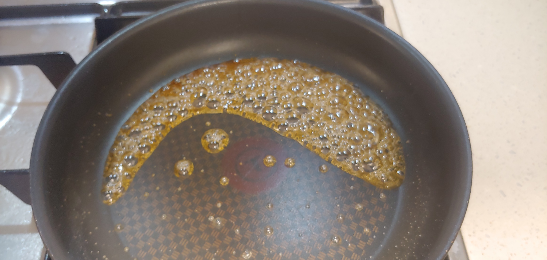 물이 서서히 증발하면서 본격적으로 설탕이 태워지기 시작하면 이렇게 살짝 갈색으로 변합니다.