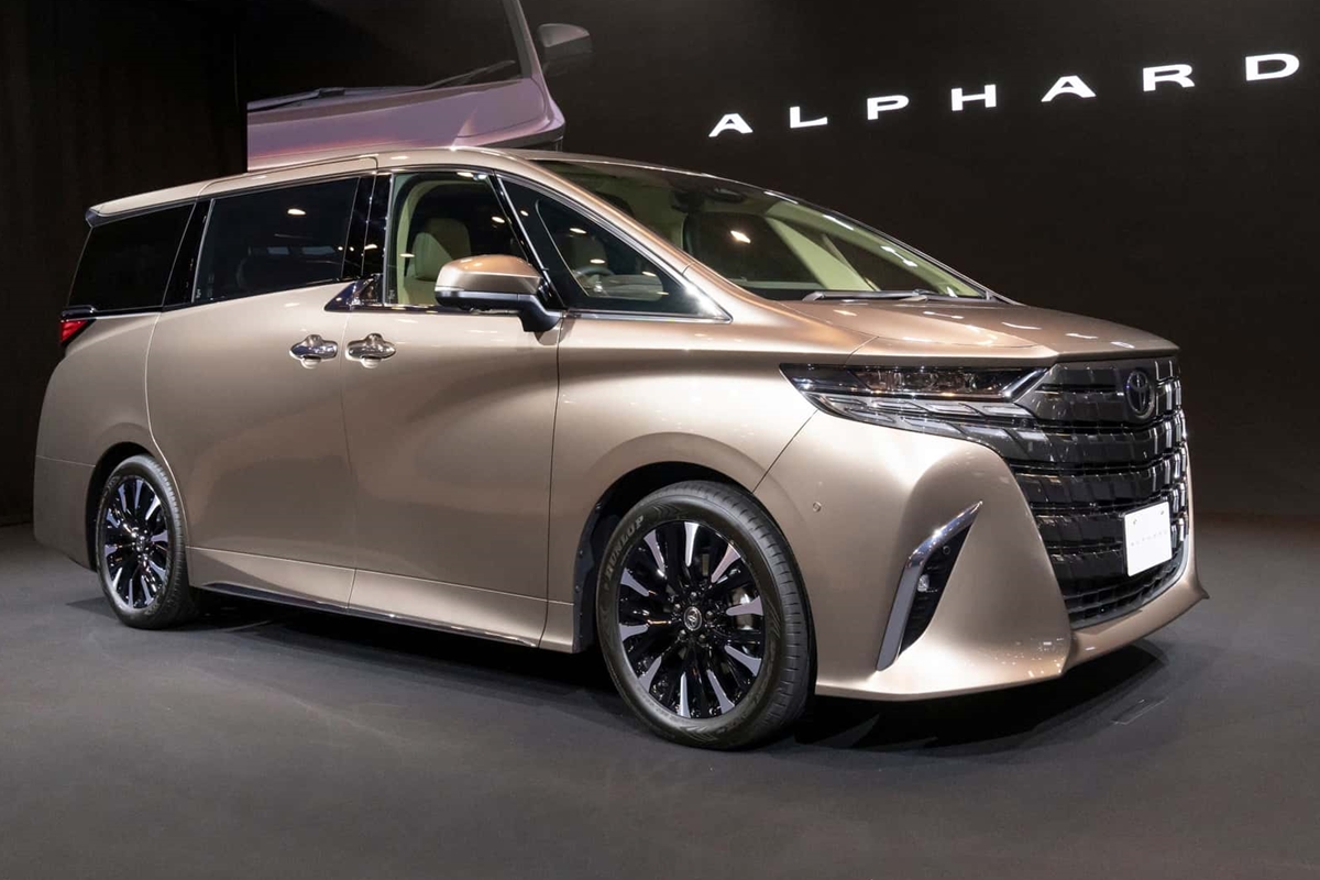 토요타코리아가 출시한 고급 하이브리드 미니밴 '알파드(ALPHARD)'가 벌써부터 흥행 조짐을 보이고 있다.