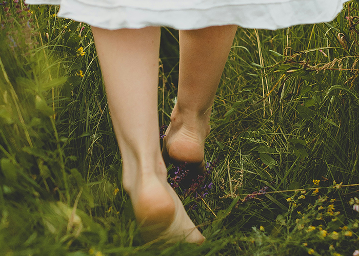 맨발로 숲길을 걷고 있다