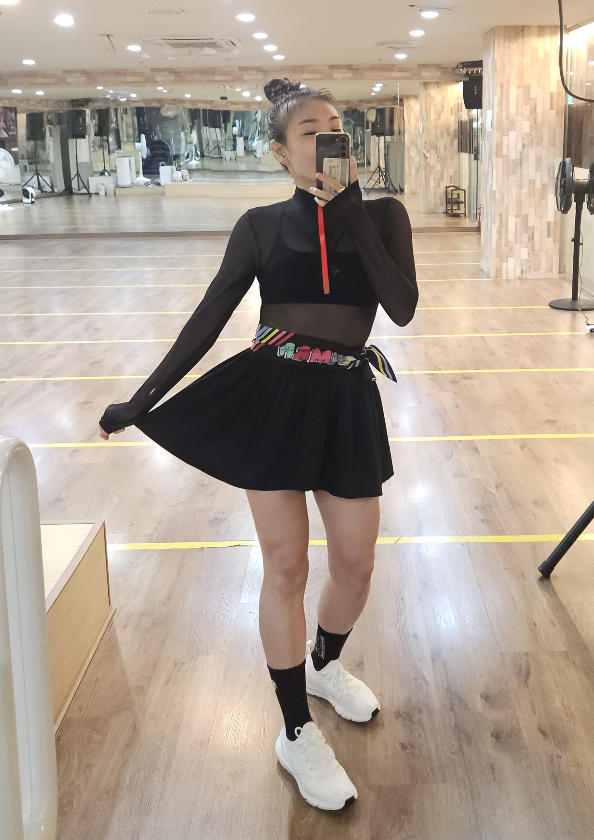 해나의 줌바이야기
검은색 줌바 웨어를 입은 해나쌤이 셀카를 찍고 있는 이미지