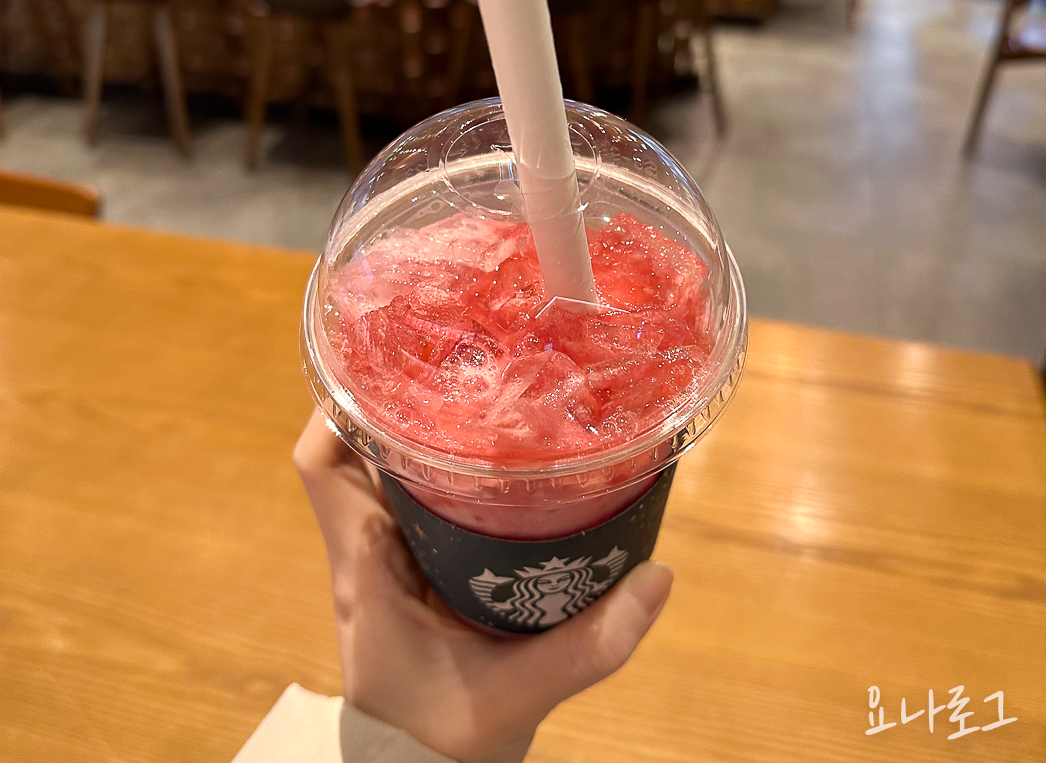 스타벅스 스벅 스벅신메뉴 스벅신메뉴 스벅추천메뉴 스타벅스추천메뉴 스벅크리스마스 스타벅스크리스마스 스벅겨울메뉴 스벅겨울한정메뉴 스타벅스겨울메뉴 스타벅스겨울한정메뉴 눈사람바움쿠헨 스타벅스케이크 스벅케이크 딸기라떼 스타벅스딸기라떼 스벅딸기라떼 스벅가격 스타벅스가격 스타벅스쿠키 스타벅스선물