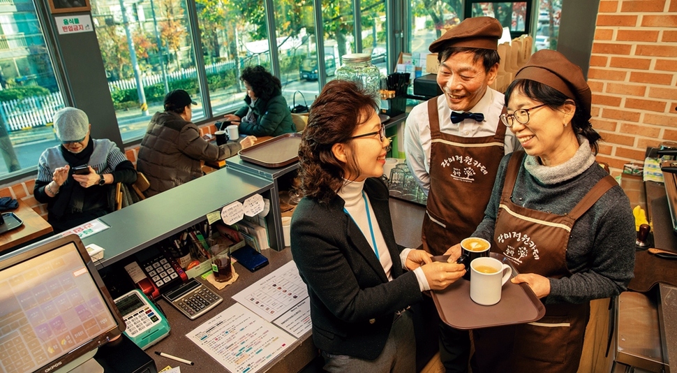 카페를 운영하기 위한 60대 여성 일자리 확인
