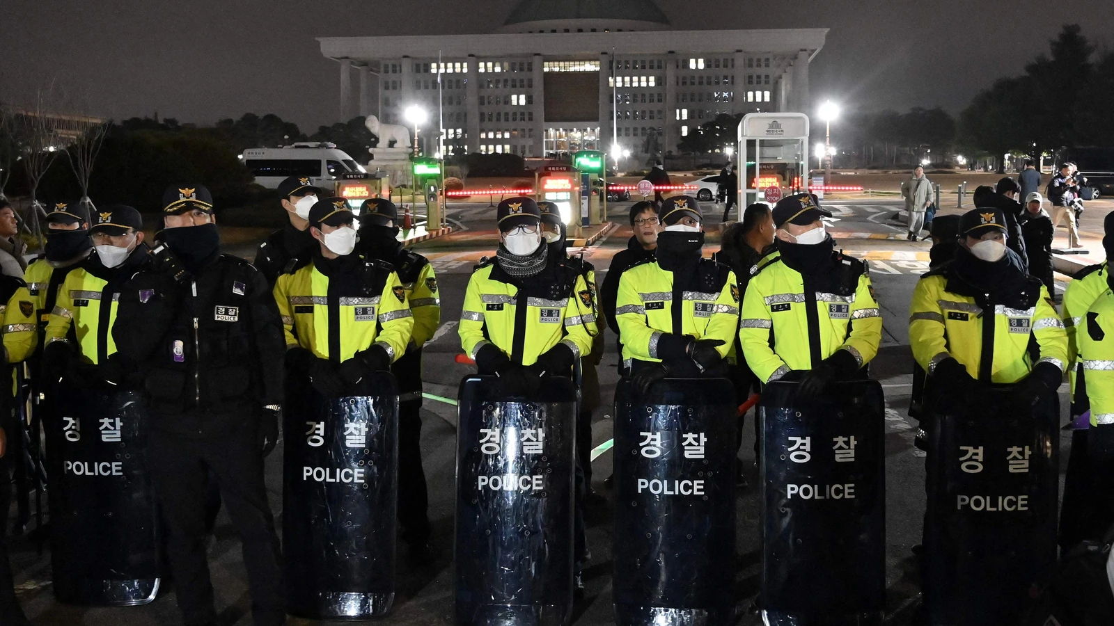 윤석열 비상계엄 선포와 공권력의 무비판적 집행 01