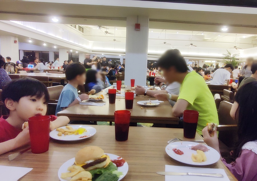 열심히 만든 햄버거를 먹는 쿠앙이 쿠웅이