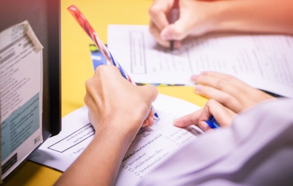 종이에-펜으로-기록하는-사람들