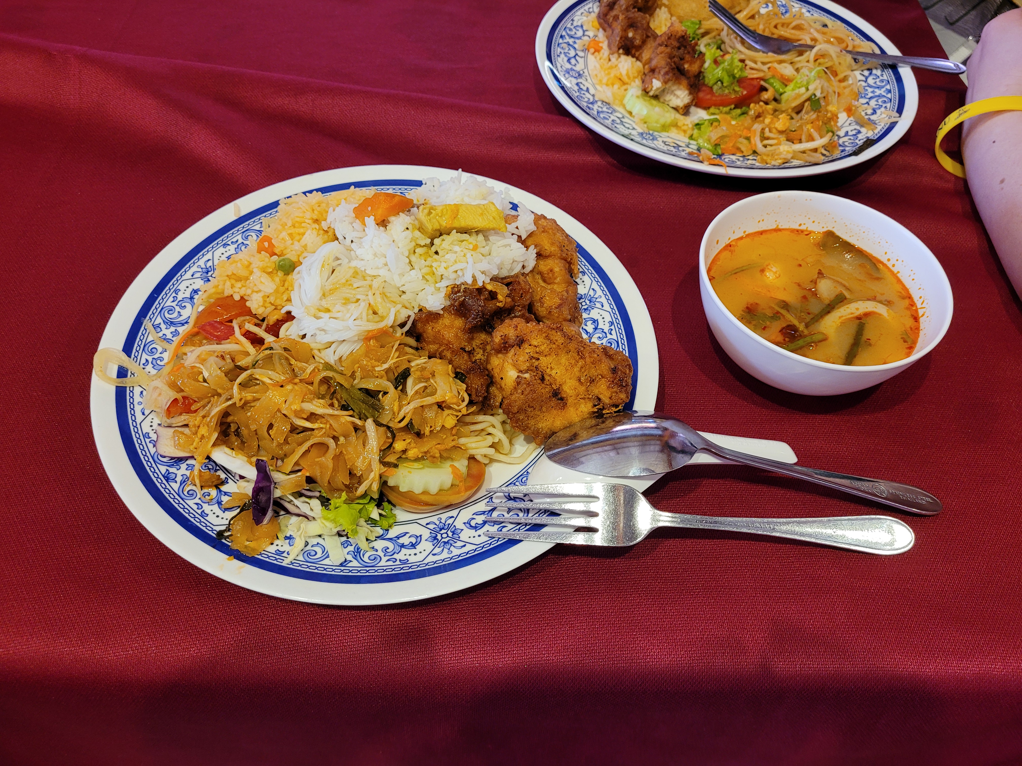 무슬림 마을 뷔페. 똠얌꿍, 팟타이, 닭튀김과 볶음밥.