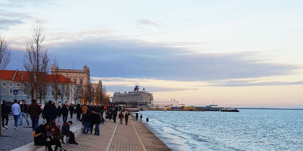 포르투갈 리스본 파도치는 타구스 강변