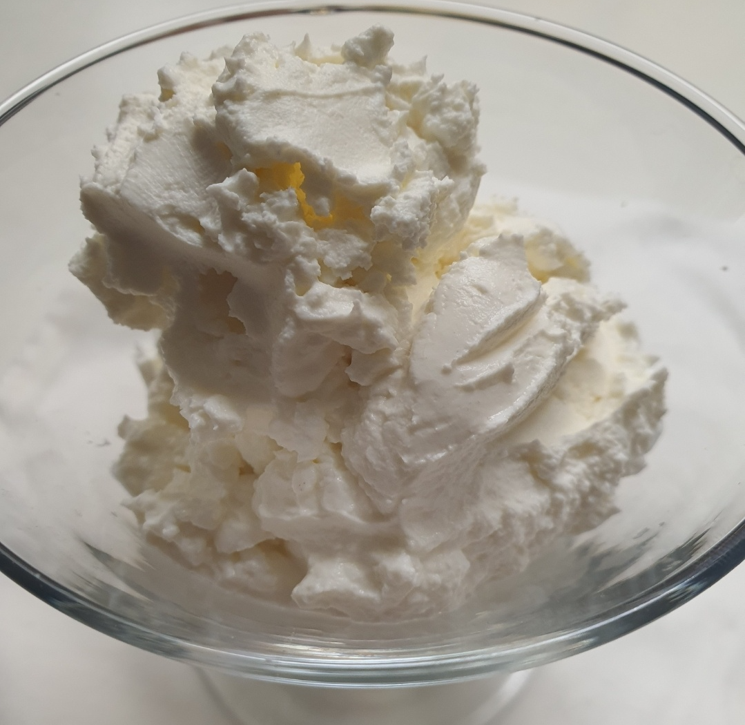 유청 이 빠져 꾸덕꾸덕 해진 요거트의 모습