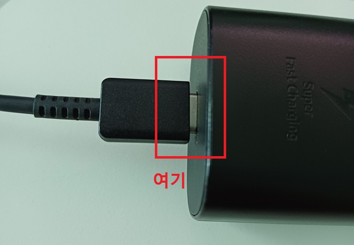 충전기에 케이블이 제대로 연결되어있지않고 빠져있음
