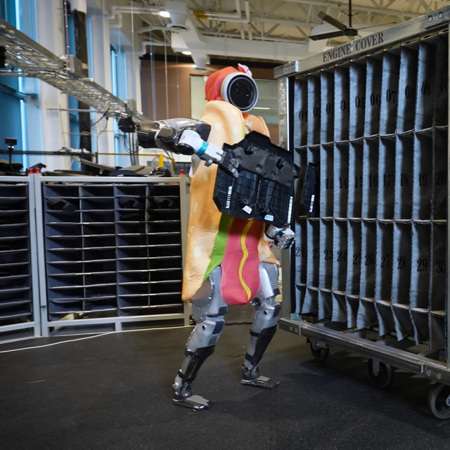 현대자동차의 자회사 보스턴다이내믹스의 휴머노이드 로봇 ‘아틀라스’가 공장에서 부품 수납을 하고 있다.
