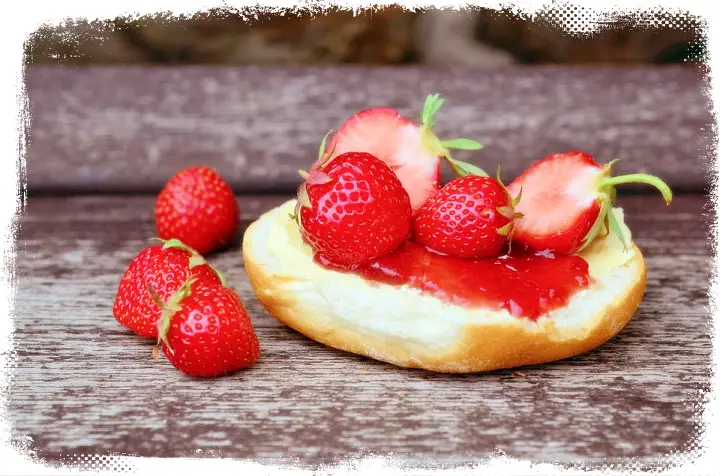 놀라운토요일-놀토-옥수수양파빵-부추빵-딸기잼앙금빵-사과에이드-맛집-전북-장수-CC-장계시장-빵집-카페