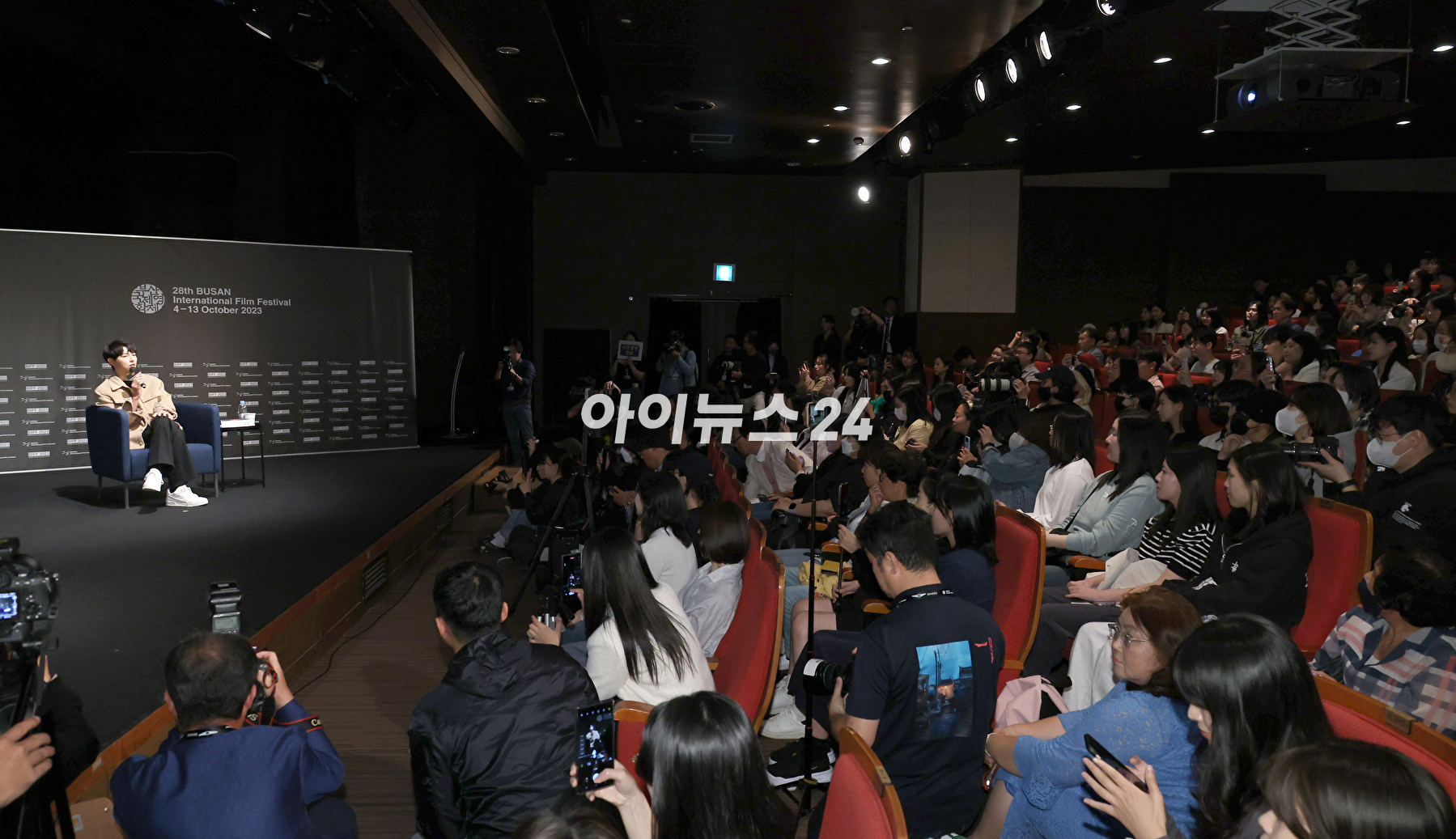 배우 송중기가 6일 오후 부산광역시 해운대구 영화의전당에서 진행된 제28회 부산국제영화제 액터스하우스에 참석하고 있다. [사진=정소희 기자]