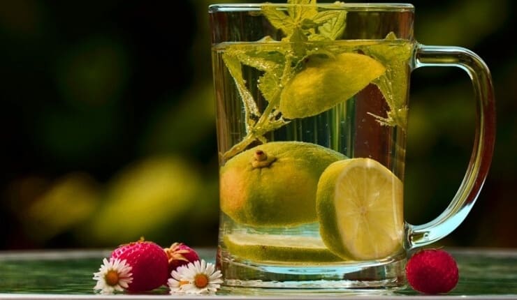 컵에-라임-음료가-있음