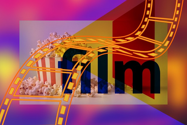 팝콘과 ‘film’ 글자의 이미지 위에 주황색 필름 스트립이 얹혀 있는 영화 테마 일러스트