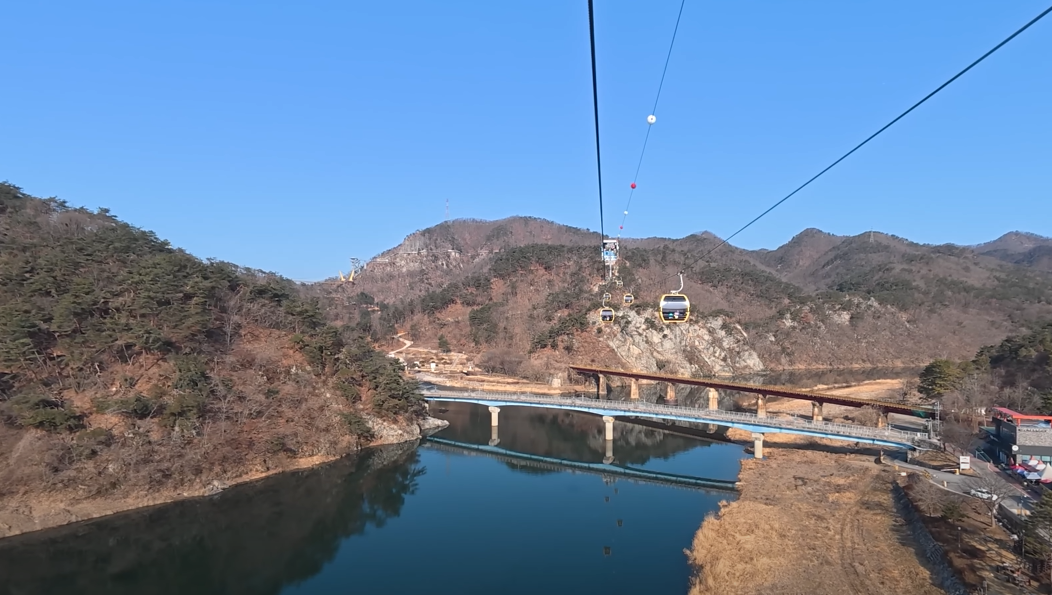 총 길이 972m에 달하는 소금산 케이블카는 출렁다리까지 단 6분 만에 도착하는 빠른 속도를 자랑합니다.