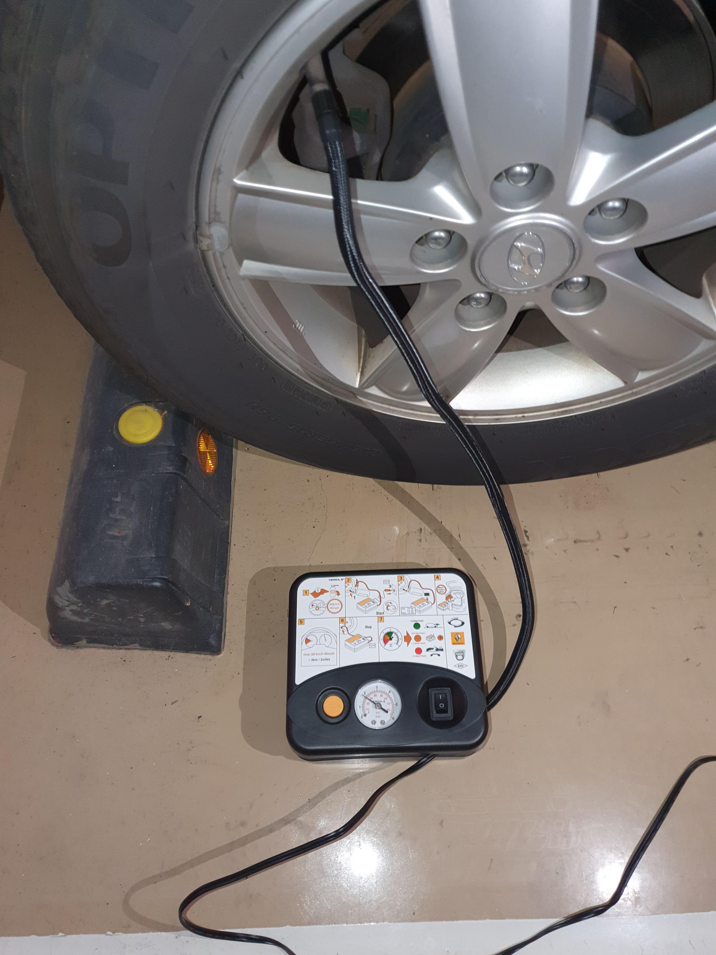 sm7 컴프레서로 타이어 공기주입중