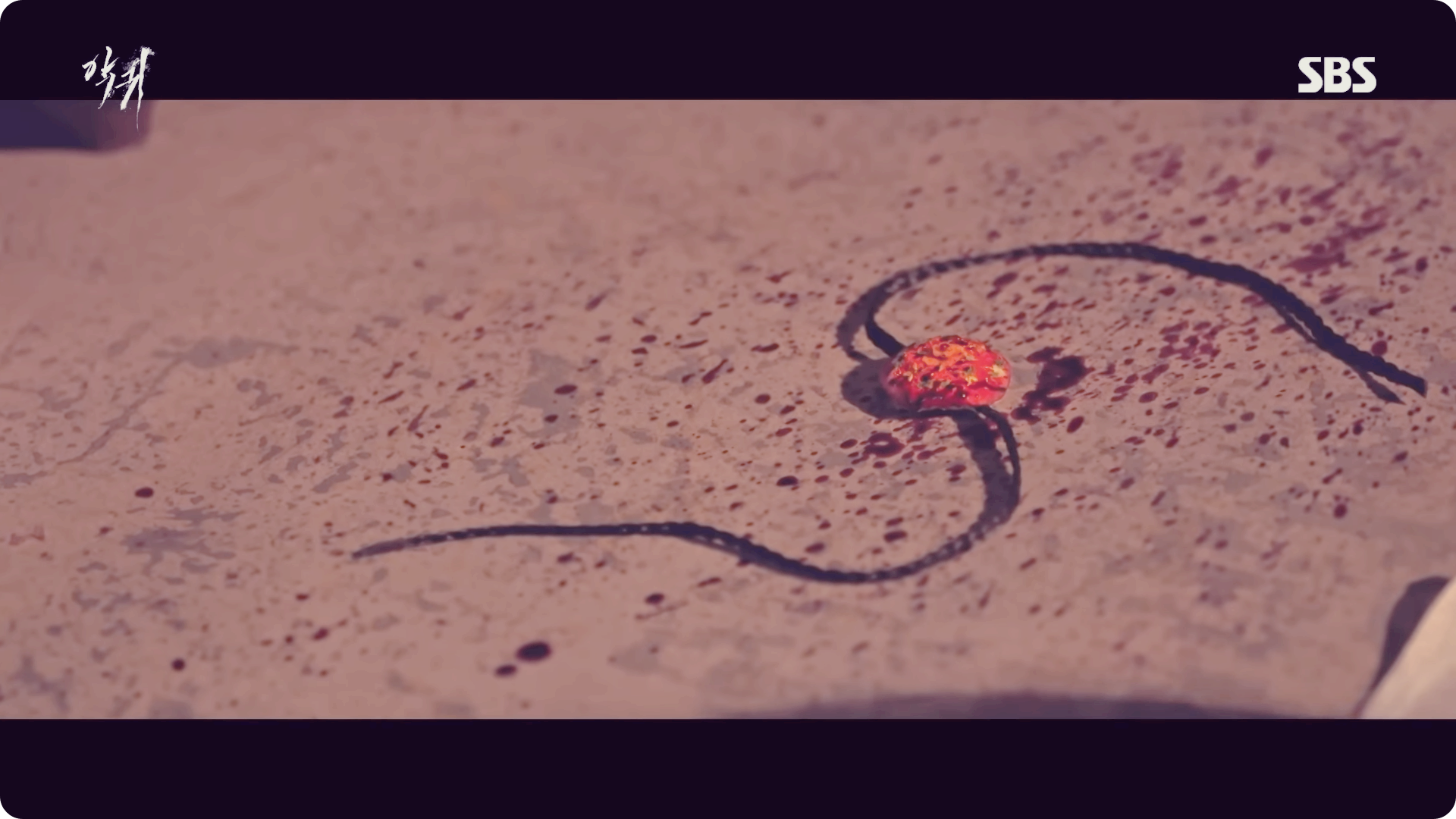 드라마 악귀 피에 젖어 웃는 여자와 피에 물든 댕기